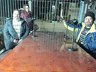 so ma santos oficial and binho ted are inviting rafão otaku to give his ass to luana reis live on incancelaveis podrecast, it's all amateur action.