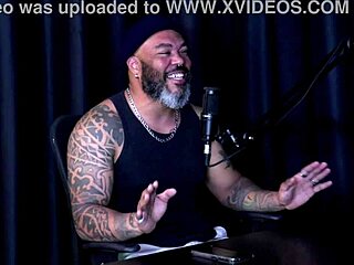 depois das férias, minha ansiedade me levou a um fetiche interracial com um homem tatuado.