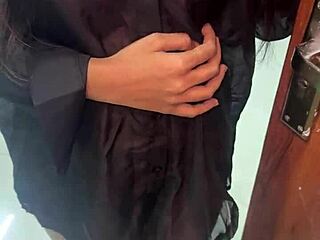 Delivery boy receives an offer instead of payment for the parcel