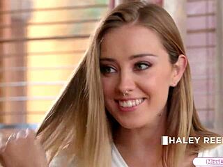 2 teen 18+s enjoy licking each others pussy, fingering and kissing.