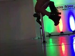 Diosa Argenta's seductive pole dance