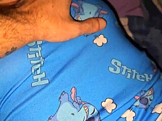 esfrego inocentemente a bucetinha da minha enteada e o pau escorregou para dentro esfregando de vontade