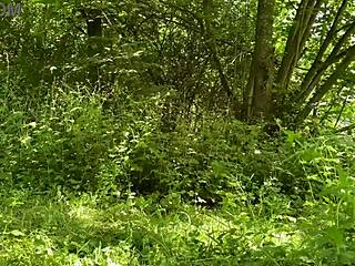 Fat MILF removes panties and pisses outdoors with stranger in duet