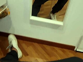 sborrata e gemiti sexy e perverso con pisciata e giubbotto di pelle