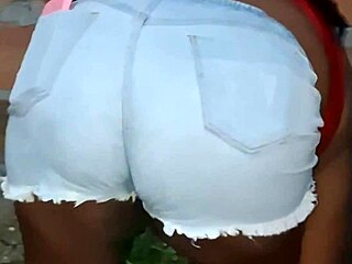 vizinha da bunda grande limpando o quintal, mostrando tudo.