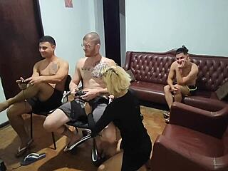 amigos foram jogar video game e acabou em sexo e putaria
