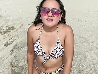 Un desconocido me espía en la playa y me convence de ir a su apartamento y follar salvajemente