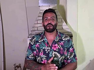 A ninfeta de 19 anos fodendo o cu e a bucetinha rosa - completo no red