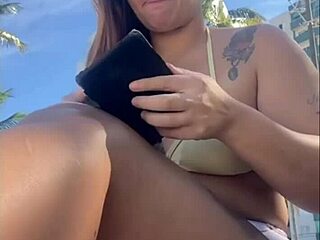 Estou na praia com tesao vou ficar me exibindo aqui pra macho