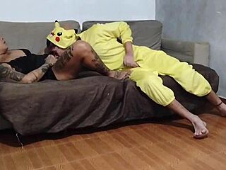 Flagrei Meu Sobrinho Nerd Pikachu Se Masturbando Na Sala E Não Resisti!