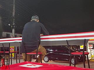 sem marido corno assistindo esposa tatuada no pelo ao ar livre com macho leiteiro