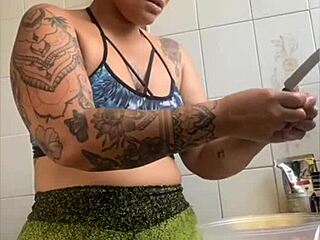 married chick films cooking vids but really flashes her swollen pussy online