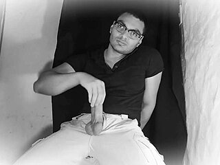 Sexy Bodybuilder Caballero Frotar Monster 18cm Cock Guitar Masturbation Cumshot