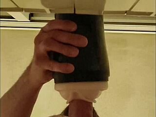 follando mi fleshlight con este monstruo hasta que tiemblo en orgasmo salvaje