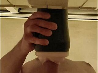 follando mi fleshlight con este monstruo hasta que tiemblo en orgasmo salvaje