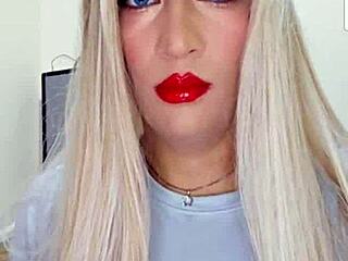 hey transexual webcam cutie tries new toy on cam 😘🔥